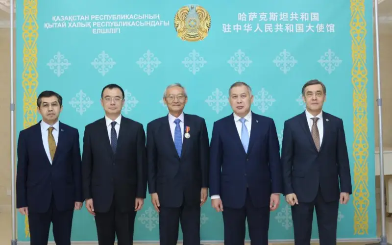 上海合作组织前秘书长张明获颁哈萨克斯坦二级“友谊”勋章