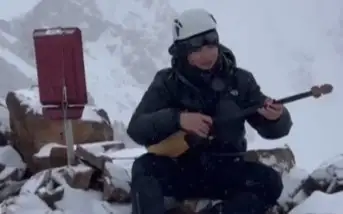 Альпинист  из Астаны сыграл на домбре на Пике Ассамблеи народа Казахстана