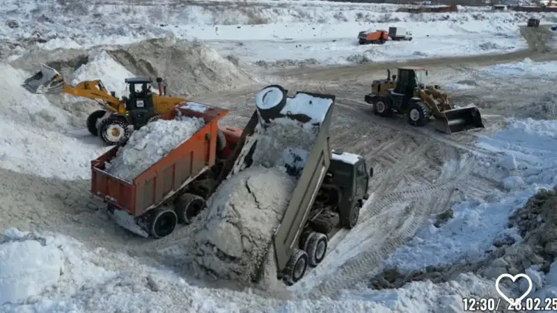 Жители Уральска добились приостановки вывоза снега в центр города