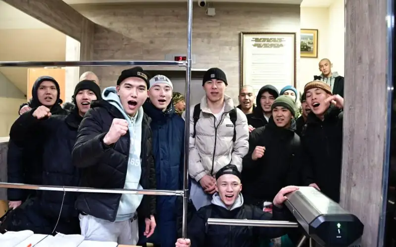 Первые призывники из Астаны отправились служить на границу