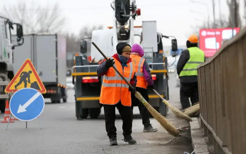 Almaty kóshelerinde aýqymdy tazalyq jumystary júrip jatyr