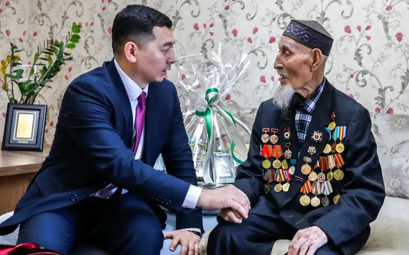 Президент Телерадиокешені соғыс ардагері Жақан Сейсебаевты ғасыр жасымен құттықтады