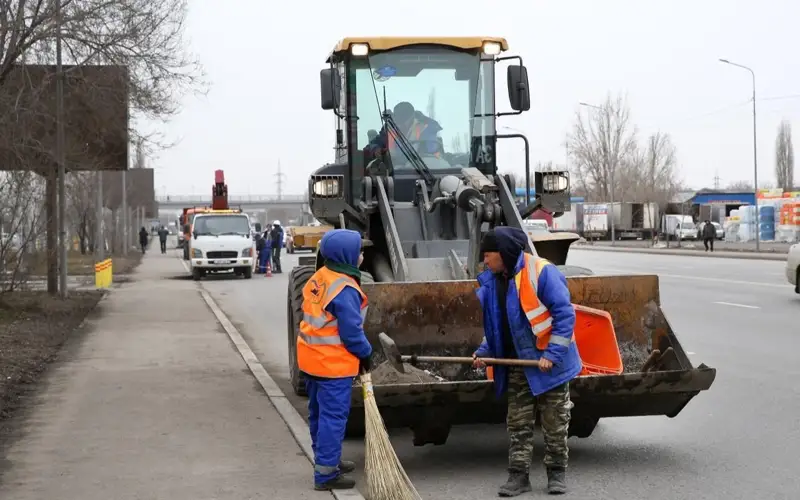Масштабная очистка города началась в Алматы