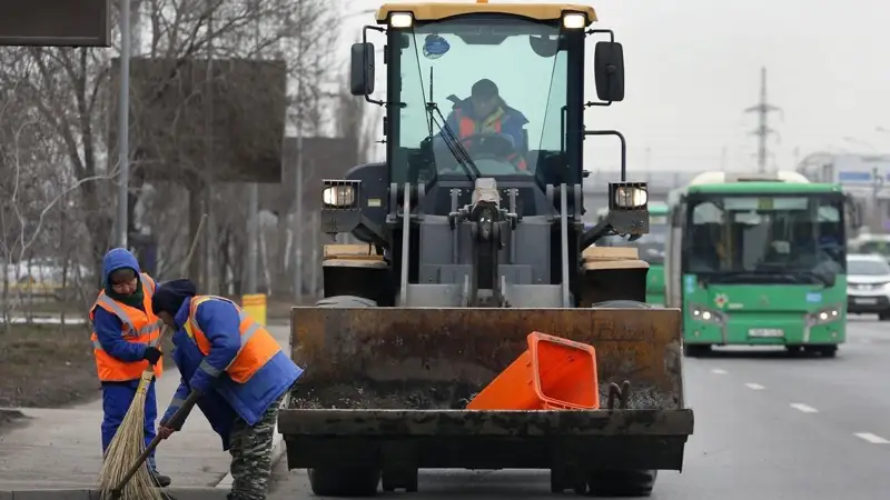 Almaty kóshelerinde aýqymdy tazalyq jumystary júrip jatyr