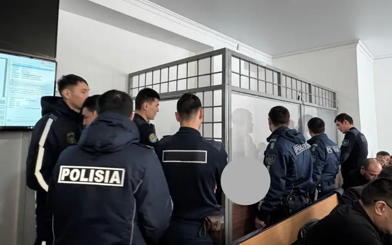 Taldyqorǵanda kásipkerdi óltirip, kóligimen birge órtep jibergen aıyptalýshyǵa sot úkimi shyqty