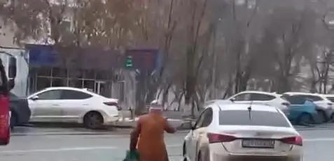  Атырауда жүйке ауруына шалдыққан әйел көліктің соңынан жүгірген 