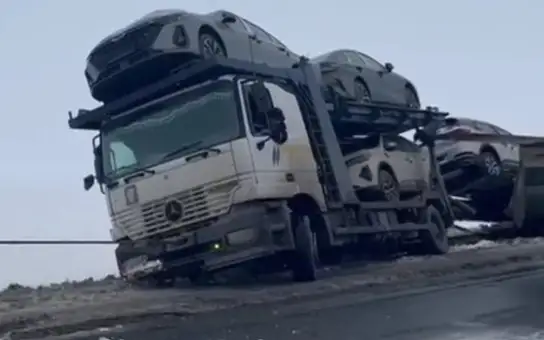 Автовоз с 7 машинами слетел в кювет 