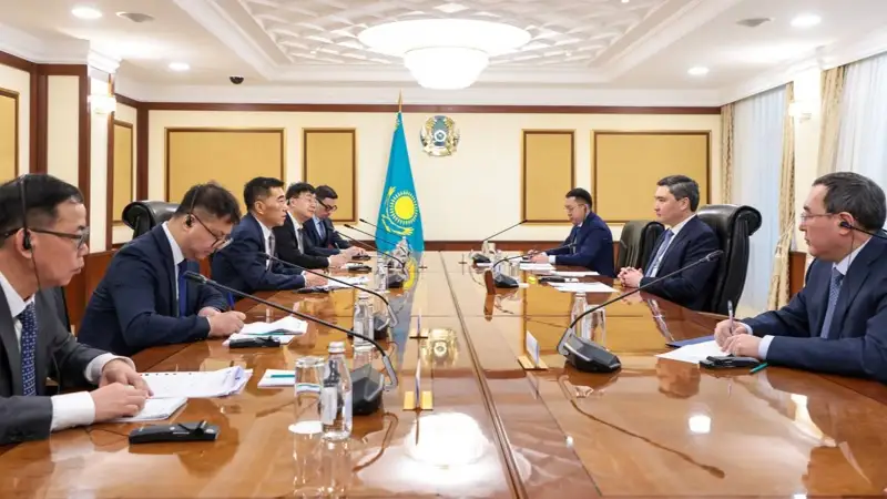 Bektenov CAMCE kompanııasynyń basshysy Lı Haısınmen Alataý qalasynda ınvestıtsııalyq jobalardy iske asyrý keleshegin talqylady 