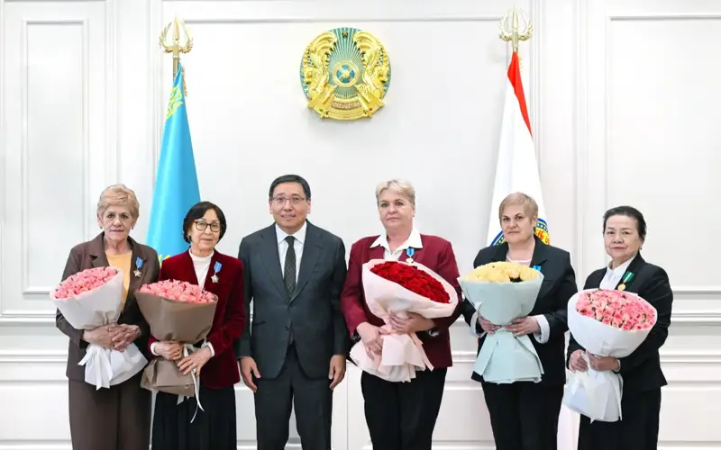 Almaty ákimi áıelderge Prezıdent atynan memlekettik nagradalar tabys etti