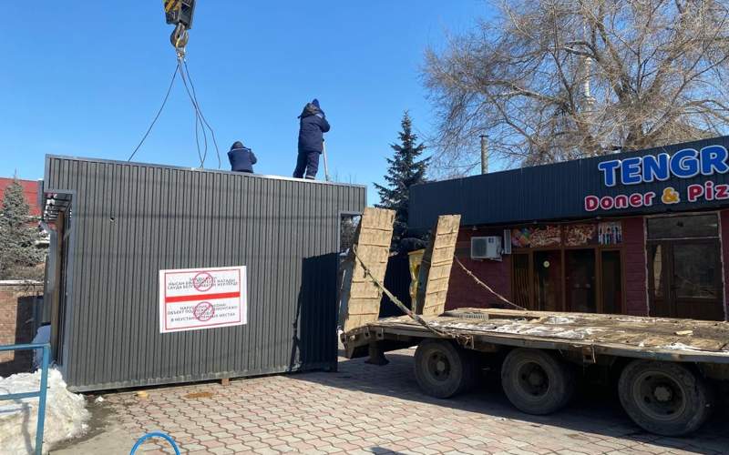 Еще 13 незаконных киосков демонтировали в Алматы Еще 13 незаконных киосков демонтировали в Алматы
