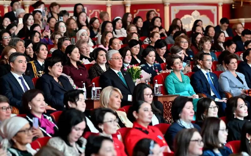 Президент посетил праздничный концерт «Әйел – сұлулықтың әуені» 