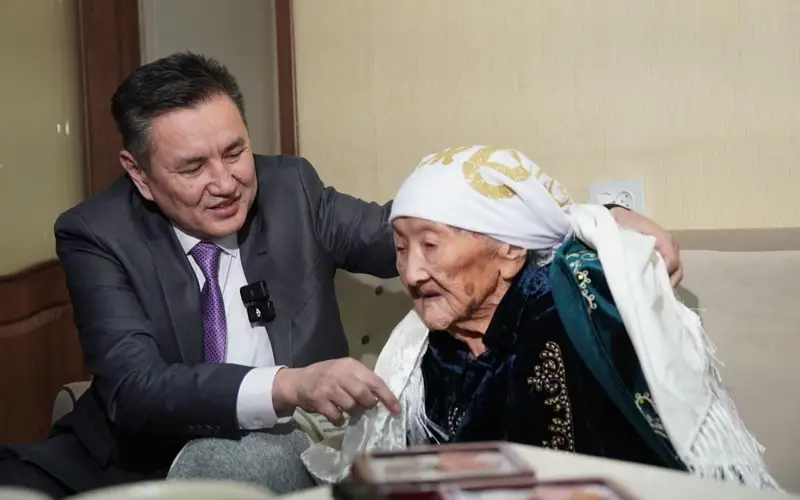 Труженицу тыла поздравили с Международным женским днем в ВКО