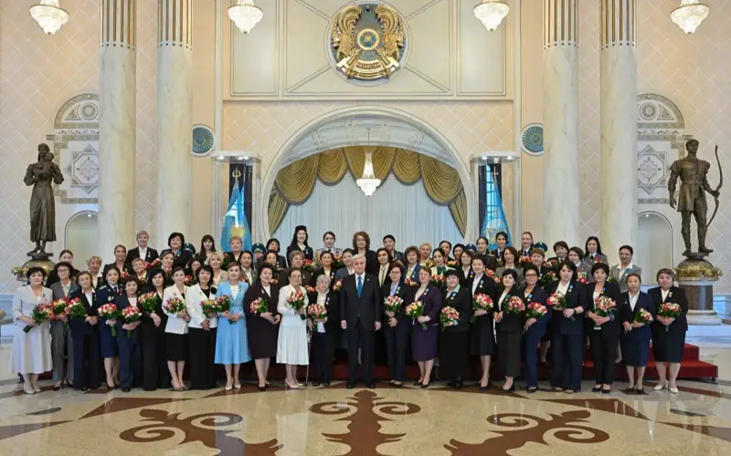 Новые почетные звания впервые вручили женщинам в Акорде