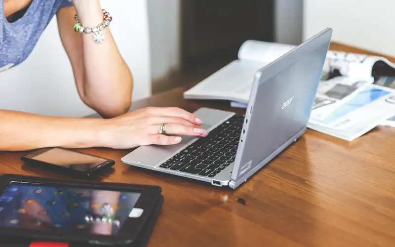 женщина ноутбук