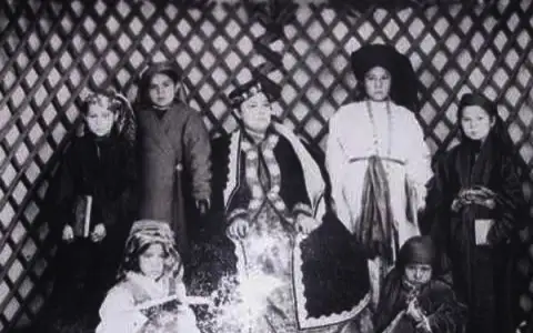 胡斯尼-贾玛尔·努拉利哈诺娃（Хұсни-Жамал Нұралыханова）和她的学生们