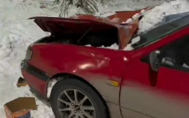 В Усть-Каменогорске лавины падают с крыш: повреждены автомобили