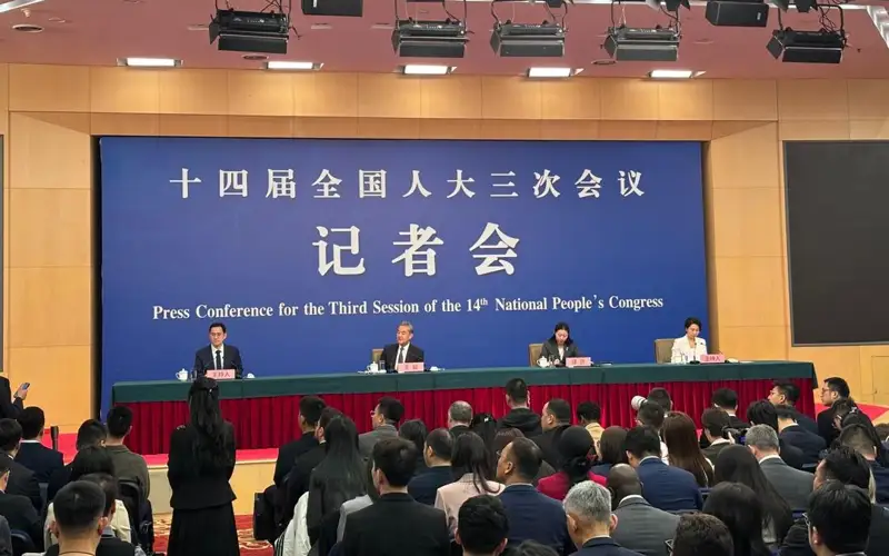 Глава МИД КНР призвал США провести анализ политики тарифных и торговых войн