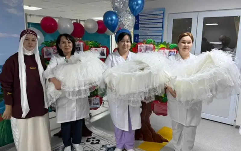 Глава Туркестанской области поздравил жительницу региона, родившую тройняшек, передает корреспондент Kazinform.