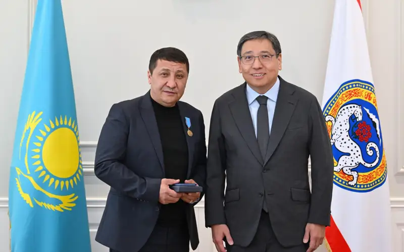 Инцидент в аэропорту: аким Алматы вручил медаль «Ерлігі үшін» Абдраим Мусе