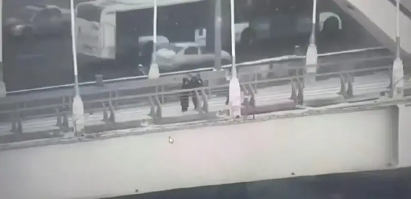 Туысымен сөзге келген елордалық 16 жасар бойжеткен көпірден секірмек болды 