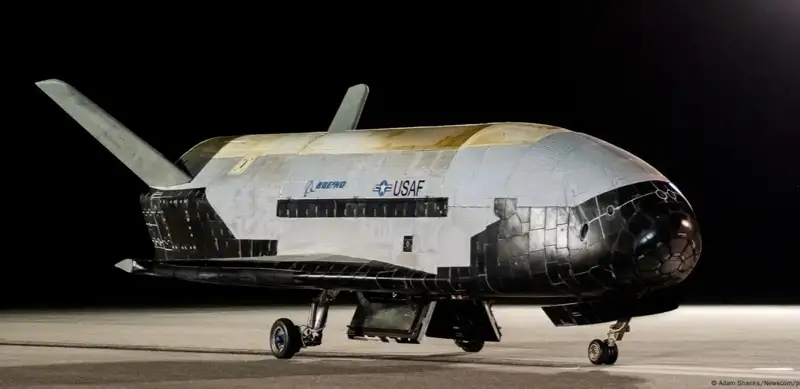 АҚШ-тың әскери ғарыш ұшағы 14 айдан кейін Жерге оралды