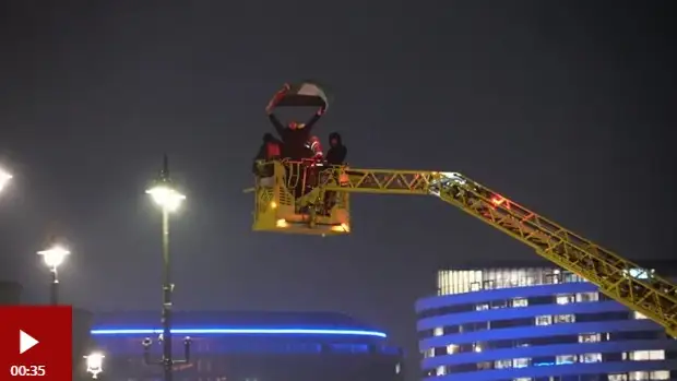 Палестина туын ұстап, Биг-Бен төбесінде 16 сағат отырған адам қамауға алды