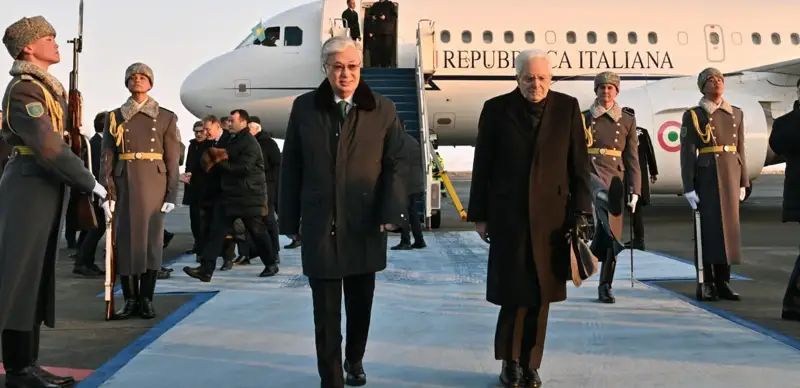 Қасым-Жомарт Тоқаев Серджо Маттарелланы қарсы алды. Одан кейін мемлекеттер басшылары келіссөз залына барды.