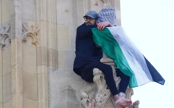 Мужчина с флагом Палестины провел 16 часов на Биг-Бене