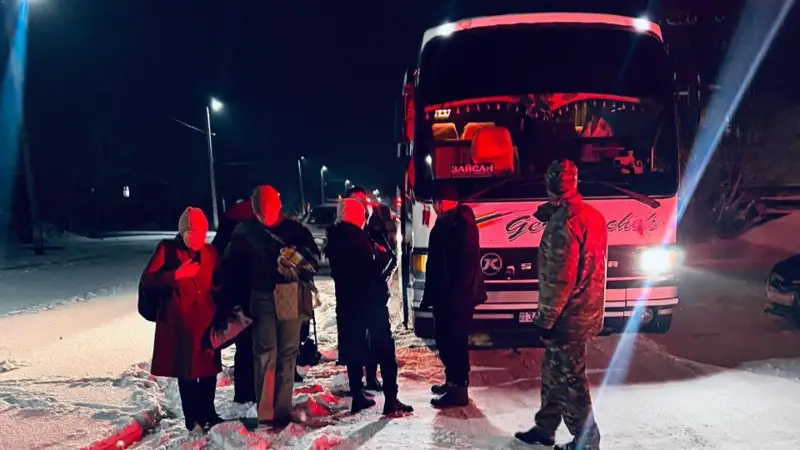 Jolaýshylary bar bes avtobýs Abaı oblysyndaǵy tas jolda turyp qaldy