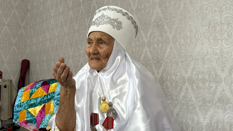 Ақтөбеде 90 жастағы әже әлі күнге дейін іс тігіп, тары қайнатады
