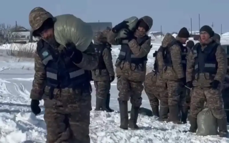  Мешкотары укладывают в одном из районов Костанайской области 