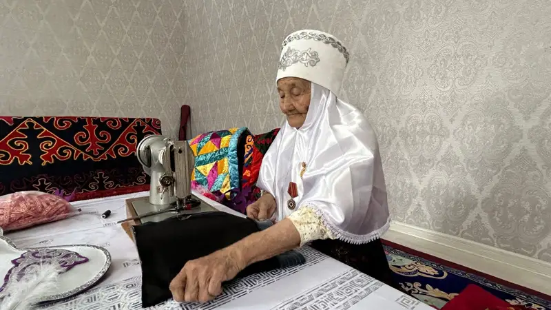 Aqtóbede 90 jastaǵy áje áli kúnge deıin is tigip, tary qaınatady