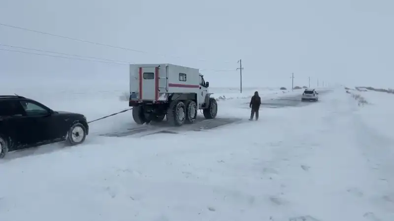 Почти 40 человек вызволили с заснеженных трасс в Костанайской области