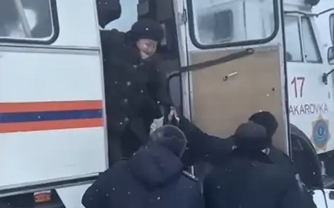 Рейсовый автобус застрял на трассе в Карагандинской области