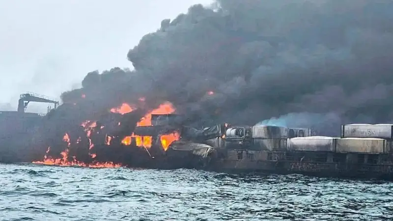 Контейнеровоз врезался в нефтяной танкер у берегов Британии: 