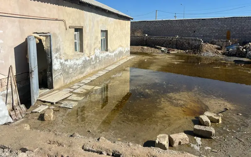 Подземные воды подтопили дома в селе Атамекен в Мангистауской области: какие приняты меры 