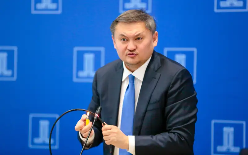 Министр науки травмировал палец, демонстрируя инновационную разработку