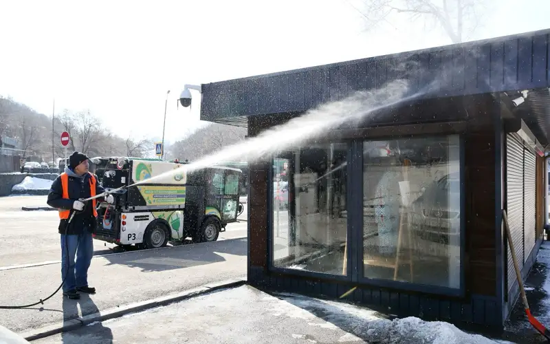 В Алматы за неделю очистили более двух тысяч улиц и 560 остановок