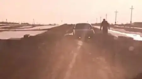 В ЗКО автомобили застревают в грязи при въезде в село