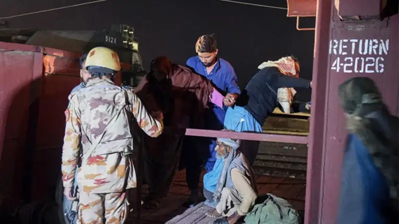 Более 150 пассажиров спасены из захваченного в Пакистане поезда, 27 террористов убиты 