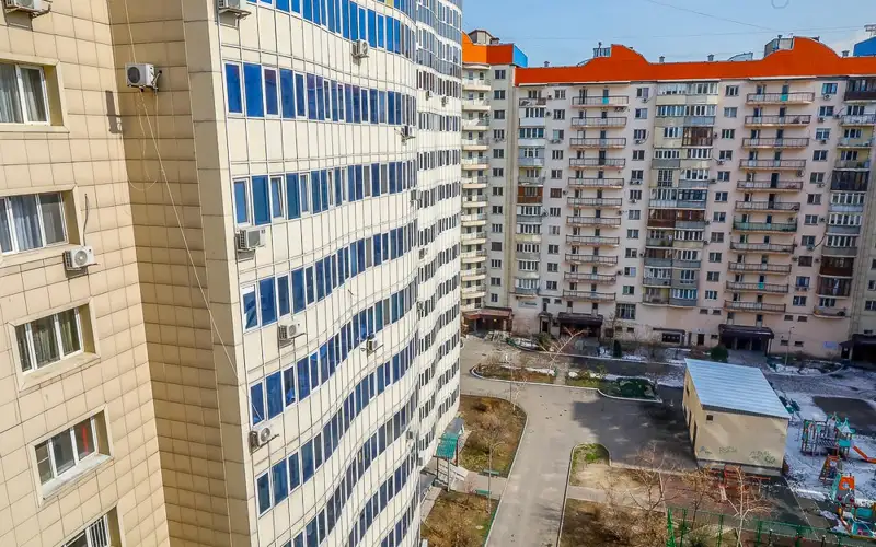 Алматы, этажные дома, квартиры, двор