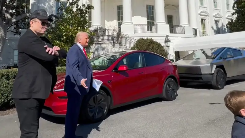Трамп превратил лужайку Белого дома в выставочный зал Tesla