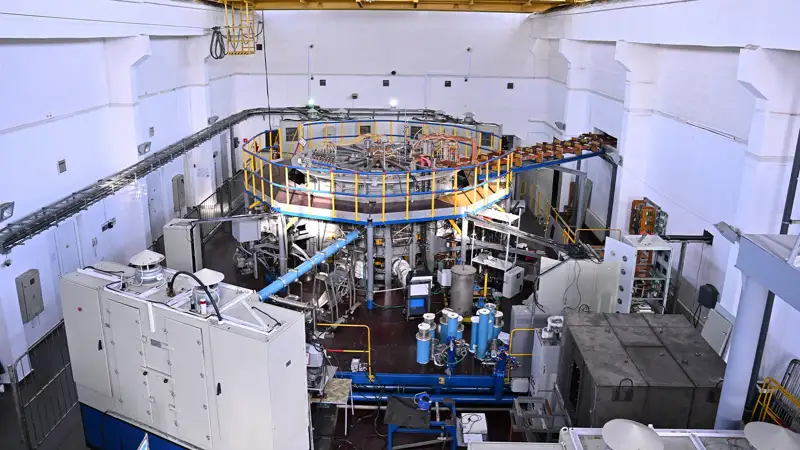 Олжас Бектенов ознакомился с работой исследовательского ядерного реактора «Байкал-1» 