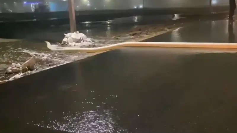 Оралда еріген қар суы жолдың үстіне шығып кетті