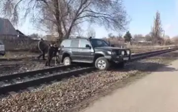 авто застряло на рельсах