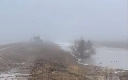 В Уральске талая вода затопила автодорогу, ведущую в село