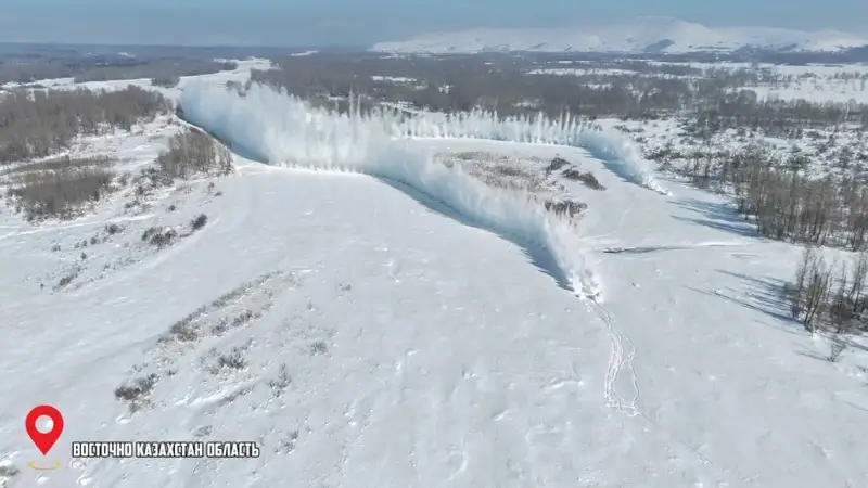 На одной из самых паводкоопасных рек в Восточном Казахстане подрывают лед