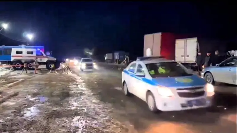 Полицейские области Абай сопроводили тысячу автомобилей через заснеженную трассу