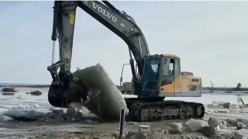 Ақтөбенің Ойыл ауданына кіреберістегі уақытша өткелді су шайды