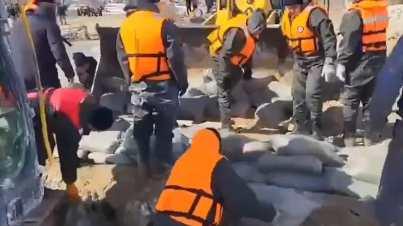 Aqtóbede sý shaıyp ketken ótkelge kezekshilik qoıyldy